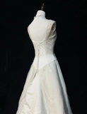 Princess Bridal Dress A Line Sweetheart Neck Satin White Beads Long Wedding Dress Retro Wedding Dresses Modest Wedding Gowns HZ1121