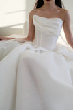 Timeless White Ball Gown Strapless Wedding Dress Tulle Elegant Bridal Gown HZ1121