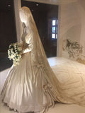 Retro Wedding Dresses Ball Gown V Neck Satin Ivory Long Wedding Dresses Simple Bride Dress Bridal Gowns HZ1121